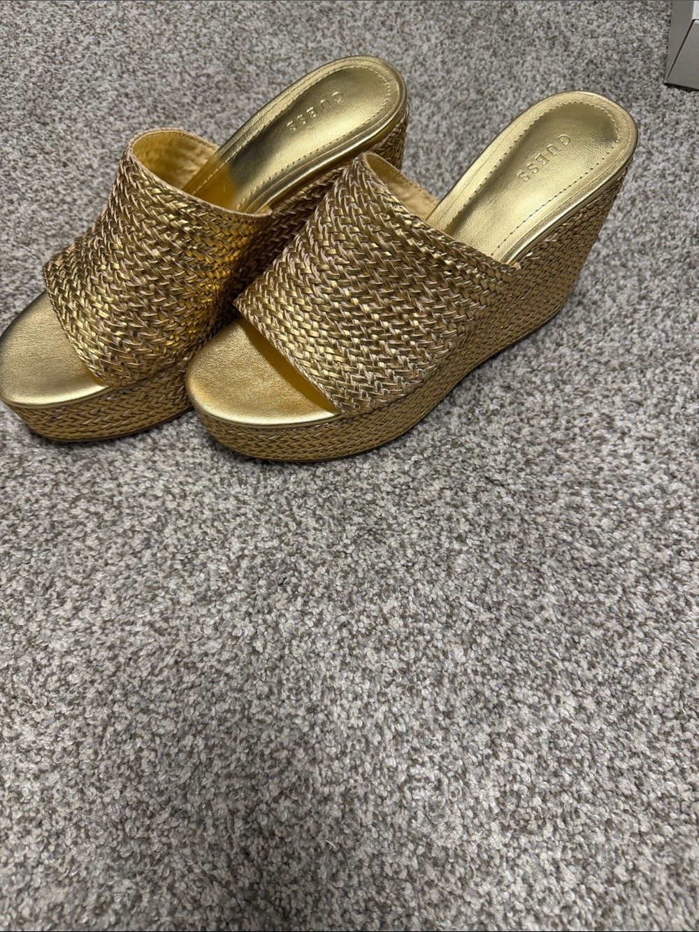 New without tags women’s Guess Gold Yenisa Platform Wedge Sandals gold 9M